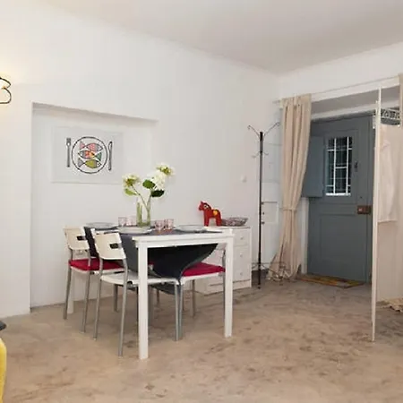 Charming Flat In Center Of Apartment *